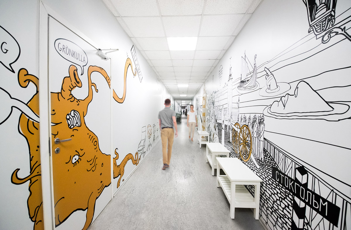Оформление стен в коридоре офиса JetBrains - Фото 3